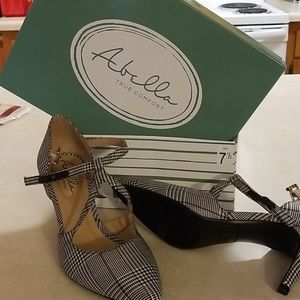 Abella pumps
